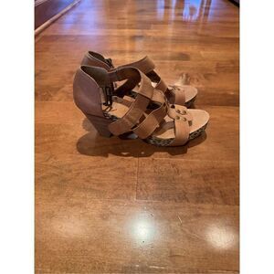 Woman’s leather Reba heeled sandals size 8